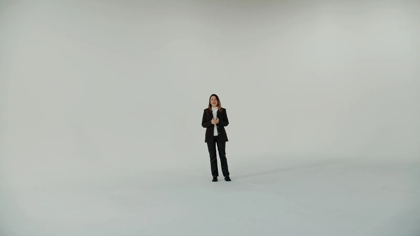 Andreza Araújo em estúdio branco infinito — cena de narração